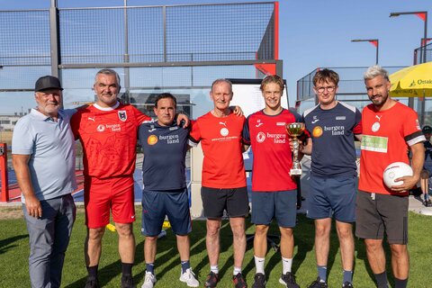 Siegerehrung bei den Burschen (v.l.): AKA Burgenland-Obmann Konrad Renner, Landesrat Heinrich Dorner, Dietmar Heger, Sportlicher Leiter AKA Burgenland, Padbol Österreich-Präsident Heinz Palme, die Gewinner Ben Kieras und Clemens Strauss, Padbol Österreich Gründer Gyuri Garics.