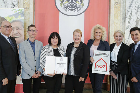 Soziallandesrat Illedits und Sozialministerin Beate Hartinger-Klein bei der feierlichen Überreichung des Nationalen Qualitätszertifikats für Alten- und Pflegeheime