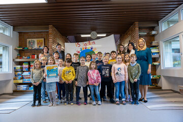 Bildungslandesrätin Daniela Winkler gratulierte den SchülerInnen und PädagogInnen der Volksschule Tadten zum Sommer-Sieg bei der Klimameilen-Kampagne (v.l.): VS-Direktorin Margit Binggl, Vizebürgermeister Robert Csukker, Viktoria Holzhammer, Anita Laditsch, LR Daniela Winkler, Kinder der Volksschule Tadten