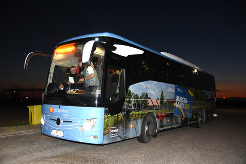 Der Bus der Verkehrsbetriebe Burgenland bei seiner Ankunft in Nickelsdorf