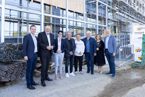 Kaufmännischer Direktor der Klinik Oberwart Marc Seper, Landeshauptmann Hans Peter Doskozil, Geschäftsführerin Landesimmobilien Burgenland Jutta Benedek, Burgenländisch-Ungarischer Kulturverein Ludwig Frauer, Vorsitzender des Volksgruppenbeirates der Roma Emmerich Gärtner-Horvath, Vorsitzender des Volksgruppenbeirates der Ungar*innen Attila Somogyi, Abteilungsvorständin der Abteilung 7 – Bildung, Kultur und Wissenschaft Danijela Ilic und Vorsitzender des Kroatischen Kulturvereines Josef Buranits