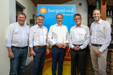 Wirtschaftslandesrat Dr. Leonhard Schneemann mit Dr. Markus Bohrer, Geschäftsführer Dr. Bohrer Lasertec GmbH (2.v.r.), Mag. Michael Gerbavsits, Geschäftsführer Wirtschaftsagentur Burgenland (2.v.l.), Gerald Ostermayer, Geschäftsführer Wirtschaftsagentur Burgenland Beteiligungs- und Finanzierungs GmbH (l.) und DI Michael Sedlak, Innovationsmanager Wirtschaftsagentur Burgenland (r.).