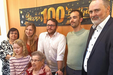 Landeshauptmann Hans Peter Doskozil gratulierte Maria Leiner, die im Kreise ihrer Familie und Freunde ihren 100. Geburtstag feierte, ganz herzlich zu ihrem besonderen Ehrentag.