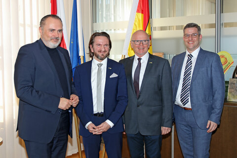 LH Hans Peter Doskozil mit Marco Trefanitz, kaufmännischer Geschäftsführer der ÖAMTC-Flugrettung, Reinhard Kraxner, operativer Geschäftsführer der ÖAMTC-Flugrettung und Alexander Heller, MSc, MBA, Vorstand der Abteilung 10, Gesundheit, im Amt der Burgenländischen Landesregierung (Archivbild)