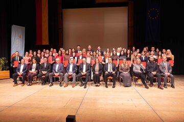 Landeshauptmann Mag. Hans Peter Doskozil, Gabriele Ehrenhöfer, MSc, Direktorin der Schule für allgemeine Gesundheits- und Krankenpflege der Gesundheit Burgenland, und Univ.-Prof. Dr. Stephan Kriwanek, medizinischer Geschäftsführer der Gesundheit Burgenland mit den 52 neuen Pflegefachassistentinnen und -assistenten, denen im KUZ Oberschützen feierlich ihre Diplome überreicht wurden.