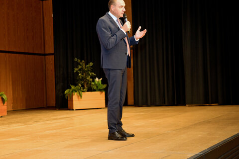 Soziallandesrat Dr. Leonhard Schneemann bei seiner Rede im Zuge der Gesundheitstage im Kulturzentrum Oberschützen.