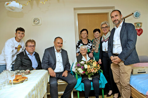 Jubilarin Hermine Schneller (vorne sitzend) mit ihren Gratulant*innen Johannes Strobl, Ronald Kamper, Landeshauptmann Hans Peter Doskozil, Christine Temmel, Veronika Poller, LAbg. Doris Prohaska und Bürgermeister Harald Kahr.