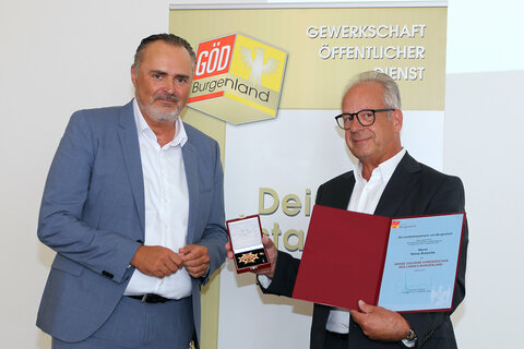Landeshauptmann Hans Peter Doskozil überreichte KRAGES-Zentralbetriebsrat Heinz Kulovits das Große Goldene Ehrenzeichen des Landes Burgenland