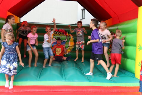 Zahlreiche Spiele und Attraktionen, wie eine große Hüpfburg, sorgten beim Sommerfest der Kinderbetreuung des Landes für Begeisterung bei den Kindern.