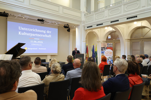 Im Löwensaal des Rathauses von Rudolstadt wurde die Kulturpartnerschaft zwischen der Stadt Rudolstadt und dem Land Burgenland besiegelt.