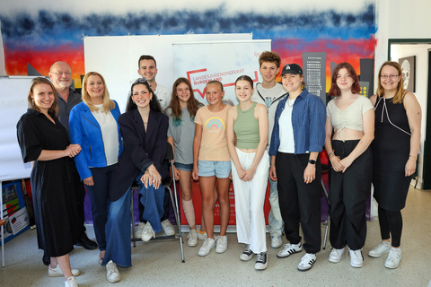 Landesrätin Daniela Winkler (3.v.l.) mit Bürgermeister Wolfgang Kovacs (2.v.l.) sowie Bianca Benedikt (Leitung Landesjugendreferat Burgenland) und Fabian Chisté (5.v.l., hinten) vom Team Malentschi mit Teilnehmerinnen und Teilnehmern des Workshops.