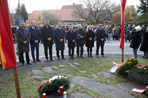 Politiker und Botschafter bei der Kranzniederlegung in Lackenbach
