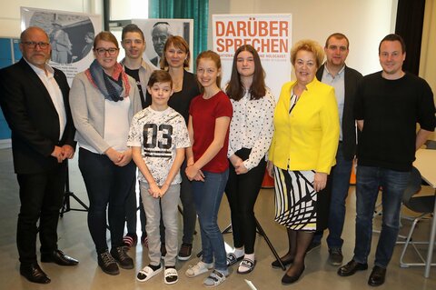 Referent OSR Knut Becha, Bildungsdirektion (l.), Direktorin Daniela Hallemann, BEd, MA (5.v.l.), Landtagspräsidentin Verena Dunst (3.v.r.), Vizebürgermeister Christoph Kovacs (2.v.r.) und Lehrer Christian Kirnbauer (r.) mit Lehrerinnen sowie Schülerinnen und Schülern der NMS Markt Allhau.