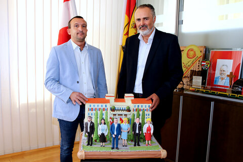 Südburgenländischer Hobbykünstler Marko Huber überbrachte LH Hans Peter Doskozil ein Modell des Landhauses in Zuckerguss