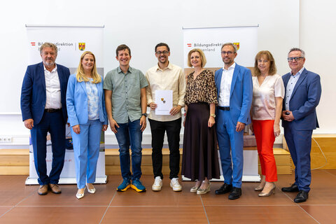 Landesrätin Daniela Winkler (2.v.l.) und Bildungsdirektor Alfred Lehner (1.v.l.) mit Neulehrkräften des Bezirks Mattersburg.