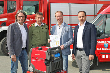 Die flächendeckende Versorgung der Digitalfunkstationen im Burgenland mit Notstromaggregaten ist gewährleistet. Bürgermeister Gerhard Hutter, Orts-Feuerwehrkommandant-Stellvertreter Harald Bogner, Landeshauptmann-Stellvertreter Johann Tschürtz, LSZ-Geschäftsführer Christian Spuller