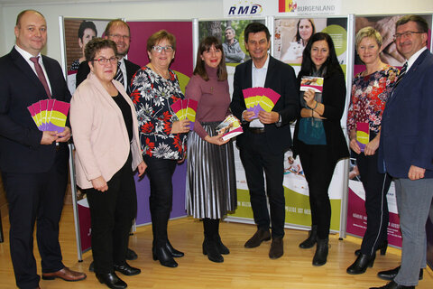 Soziallandesrat Christian Illedits, Bezirkshauptmann-Stellvertreter Mag. Werner Karner, die Journalistin Mag. Ursula Neubauer und die Fotografin Birgit Machtinger sowie anwesende VertreterInnen des RMB bzw. des AMS bei der Eröffnung der Wanderausstellung „Pflege ist mein Alltag“ in der Bezirkshauptmannschaft Mattersburg