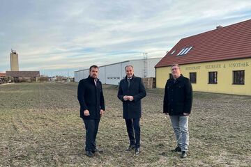 Soziallandesrat Leonhard Schneemann bei einem Lokalaugenschein mit Bürgermeister Kilian Brandstätter und Vize-Bürgermeister Gerhard Playl