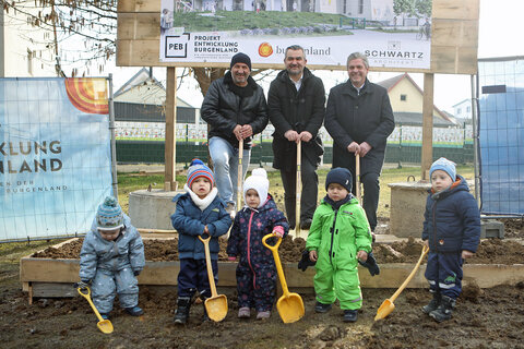 Landesrat Mag. Heinrich Dorner (Mitte, hinten), Bürgermeister Manfred Wagner (hinten, Rechts) und Vizebürgermeister Reinhard Kuktits (hinten, links) mit den Kleinsten der Gemeinde in Rotenturm an der Pinka.
