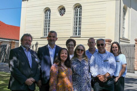 Vor der ehemaligen Synagoge Kobersdorf (v.l.): Alfred Lang, BA, Burgenländische Forschungsgesellschaft, Landesrat Mag. Heinrich Dorner, Yael Woolf, Klaudia Fritz, Kultur-Betriebe Burgenland, Gattin Chana Walles, Mag. Dieter Szorger, Amt der Bgld. Landesregierung, David Walles und Mag.a Jasmin Karnutsch, Kultur-Betriebe Burgenland