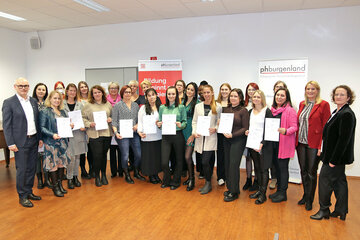 Die Absolventinnen des Hochschullehrgangs „Freizeitpädagogik“ mit Bildungslandesrätin Daniela Winkler (2.v.r.), PH-Vizerektor Herbert Gabriel (1.v.l.) und Tanja Leberl, BA MA, Hochschullehrgangsleiterin (1.v.r.)