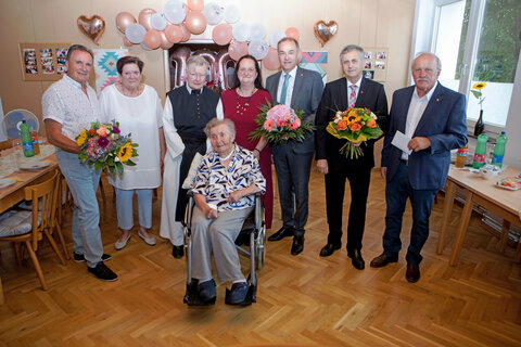 Landesrat Dr. Leonhard Schneemann (3.v.r.) mit Geburtstagskind Ernestine Domschitz (vorne), Pensionistenverband Burgenland-Präsident Helmut Bieler, Käthe Gipperich, Superior Pater Dominicus, Helga Ebenberger, Bürgermeister Herbert Schedl und Ortsvorsteher Stefan Frühwirth (v.l.).