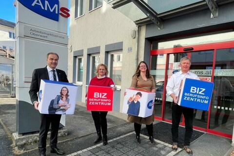 (v.l.n.r.): Landesrat Dr. Leonhard Schneemann mit der Leiterin der Regionalstelle des AMS in Stegersbach, Sonja Marth, sowie der stellvertretenden Landesgeschäftsführerin des AMS Burgenland, Karin Steiner, BA, und dem Leiter der Regionalstelle des AMS in Oberwart, Dietmar Strobl;