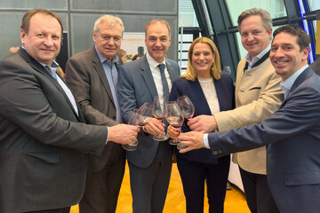 Landesrätin Mag.a (FH) Daniela Winkler (3.v.r.) und Landesrat Dr. Leonhard Schneemann (3.v.l.) genossen gemeinsam mit Wein Burgenland-Geschäftsführer Christian Zechmeister, MA (r.) sowie Dipl.-Ing. Günter Griesmayr (Vorstandsvorsitzender Agrarmarkt Austria) (l.), Direktor DI Josef Glatt (2.v.l., Österreichischer Weinbauverband) und Präsident Nationalrat Johannes Schmuckenschlager (Österreichischer Weinbauverband, 2.v.r.) ein Glas Wein in der Hofburg.