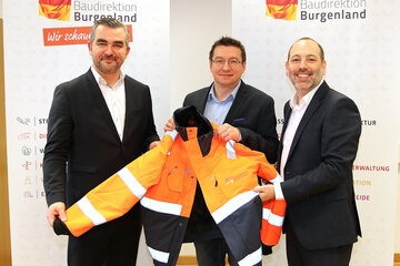 Infrastrukturlandesrat Mag. Heinrich Dorner und Baudirektor DI Wolfgang Heckenast präsentierten neue Arbeitskleidung für Mitarbeiter im handwerklichen Dienst der Baudirektion Burgenland. V.l.: LR Mag. Heinrich Dorner, Christian Eckhardt, GF EC-Promotion, Baudirektor DI Wolfgang Heckenast