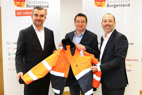 Infrastrukturlandesrat Mag. Heinrich Dorner und Baudirektor DI Wolfgang Heckenast präsentierten neue Arbeitskleidung für Mitarbeiter im handwerklichen Dienst der Baudirektion Burgenland. V.l.: LR Mag. Heinrich Dorner, Christian Eckhardt, GF EC-Promotion, Baudirektor DI Wolfgang Heckenast