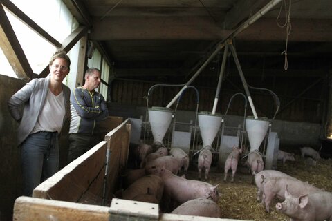 Landeshauptmann-Stellvertreterin Anja Haider-Wallner und Christian Prünner in dessen Stall.