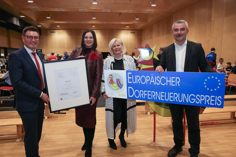 Landeshauptmann-Stellvertreterin Astrid Eisenkopf überreichte gemeinsam mit Landesrat Heinrich Dorner die Urkunde und die Zusatztafel zum Europäischen Dorferneuerungspreis in Gold an Neutals Bürgermeister Erich Trummer und Vizebürgermeisterin Birgit Grafl