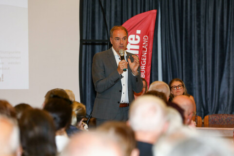 Soziallandesrat Dr. Leonhard Schneemann präsentierte die Aufteilung der neuen Pflegeregionen.