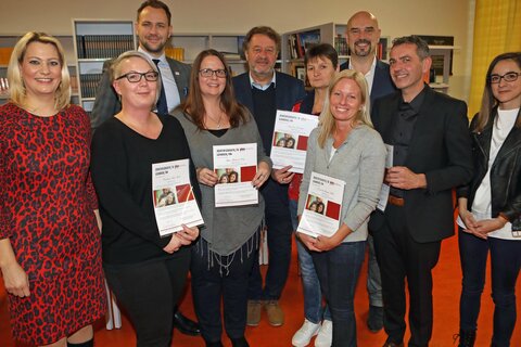 Landesrätin Mag.a (FH) Daniela Winkler (l.), MMag. Verena Magerl-Riedlger, Leiterin der Fachstelle Suchtprävention (PSD) (r.), PSD-Geschäftsführer Mag. Johannes Zsifkovits (3.v.l.), Netzwerkmanager Alfred Lehner (Bildungsdirektion Burgenland) (5.v.l.)