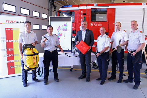Landesfeuerwehrreferent, Landesrat Mag. Heinrich Dorner (2.v.l.) mit Landesfeuerwehrkommandant-Stellvertreter LBDS Harald Josef Nakovich, Landesreferent für Sonderdienste A - Flugdienst, Drohnen, VBB, OBR Thomas Jandrasits, Leiter der Abteilung 4 "Landesfeuerwehrschule" ABI Mag. Philipp Werderitsch, Geschäftsstellenleiter BR Ing. Michael Hauser, MSc und BR Ing. Jürgen Lang, MSc (v.l.).