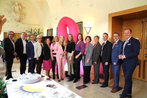 Zahlreiche Besucherinnen und Besucher nahmen am Pink Ribbon Charity-Frühstück im Landhaus teil, um mit freiwilligen Spenden die Krebshilfe Burgenland zu unterstützen und ein gemeinsames Zeichen für Brustkrebsvorsorge und Solidarität zu setzen.