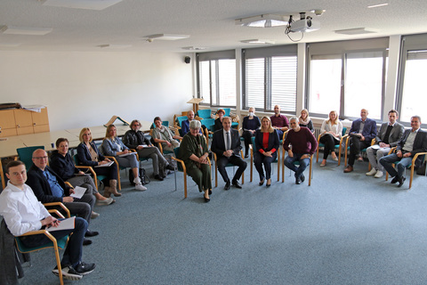 Dr. Brigitte Hackenberg, Fachärztin für Kinder- und Jugendpsychiatrie, berät gemeinsam mit dem für Kinder- und Jugendhilfe zuständigen Landesrat Dr. Leonhard Schneemann, Familienlandesrätin Mag. (FH) Daniela Winkler, Kinder- und Jugendanwalt Mag. Christian Reumann sowie Expertinnen und Experten die nächsten Umsetzungsschritte