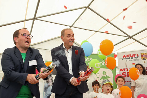 Landesrat Leonhard Schneemann und Marek Zeliska (v.r.) eröffneten das Dorffest feierlich.