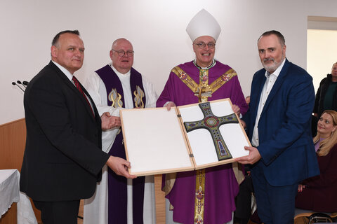 Bürgermeister Gerhard Dreiszker, Dechant Karl Opelka, Diözesanbischof Ägidius Zsifkovics und Landeshauptmann Hans Peter Doskozil, er eine Replik des Martinskreuzes überreicht bekam.