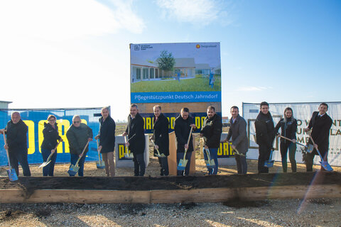 Deutsch Jahrndorfs Bürgermeister LAbg. Gerhard Bachmann, Landesrat Mag. Heinrich Dorner, Landesrat Dr. Leonhard Schneemann, Univ.Prof. Dipl.-Ing. Dr. Gerald Goger, Geschäftsführer der Landesimmobilien Burgenland GmbH, und LAbg. Kilian Brandstetter beim Spatenstich.
