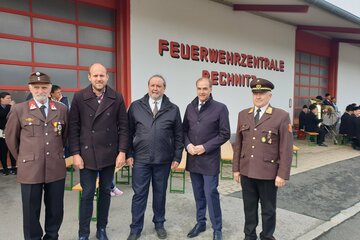 Landesrat Dr. Leonhard Schneemann (2.v.r.) mit Rechnitzs Altbürgermeister Engelbert Kenyeri, Vizebürgermeister Daniel Karacsonyi, BEd, MA MEd, Bezirkshauptmann WHR, Mag. Peter Bubik und Bezirksfeuerwehrkommandant OBR Wolfgang Kinelly (Oberbrandrat) (v.l.) beim Tag der Feuerwehr in Rechnitz.