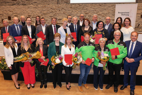 Landesrat Dr. Leonhard Schneemann mit den Mitgliedern und heurigen Preisträgerinnen und Preisträgern der „Burgenland-Stiftung Theodor Kery“ bei der Preisverleihung.
