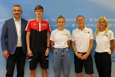 Sport-Landesrat Heinrich Dorner begrüßte Niklas Strohmayer-Dangl, Caroline Bredlinger, Mutter Ursula Bredlinger und BLV-Präsident Rolf Meixner (v.l.) im Landhaus Eisenstadt.
