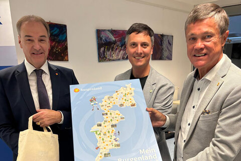 Landesrat Dr. Leonhard Schneemann (2.v.r.) mit Rettet das Kind Burgenland, MHD Eisenstadt, Leiter Mario Zagler und Rettet das Kind-Präsident Dr. Peter Rezar (v.l.) bei der Jubiläumsfeier 30 Jahre Mobiler Heilpädagogischer Dienst.