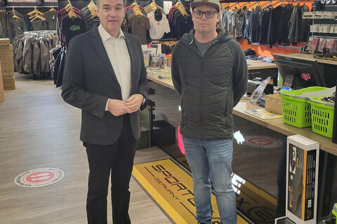 Wirtschaftsandesrat Dr. Leonhard Schneemann mit Andreas Pratl im Angelshop Carpelite in Pinkafeld