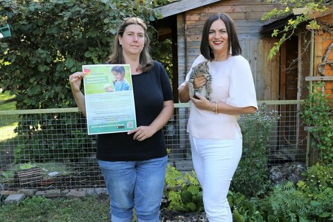 LH-Stv.in Mag.a Astrid Eisenkopf und Angela Auer aus Neufeld an der Leitha im Bezirk Eisenstadt-Umgebung, Preisträgerin in der Kategorie Privatperson aus dem Jahr 2020, die streunende, verletzte, kranke und ausgesetzte Hauskatzen versorgt und gesund pflegt. (v.l.n.r.)