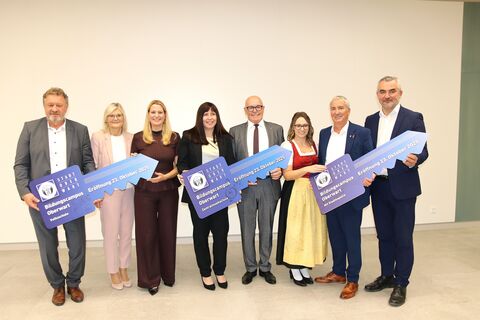 Bildungsdirektor Alfred Lehner, Volksschuldirektorin Roswitha Imre, Bildungslandesrätin Daniela Winkler, Direktorin der Zentralmusikschule Ramona Tomisser, Bürgermeister Georg Rosner, Obfrau der Stadtkapelle Angelika Bayer-Miertl, Vizebürgermeister Michael Leitgeb und Landesrat Heinrich Dorner.