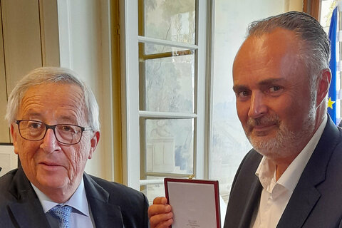 LH Hans Peter Doskozil überreicht dem vormaligen EU-Kommissionspräsidenten Jean-Claude Juncker das „Komturkreuz mit Stern des Landes Burgenland“