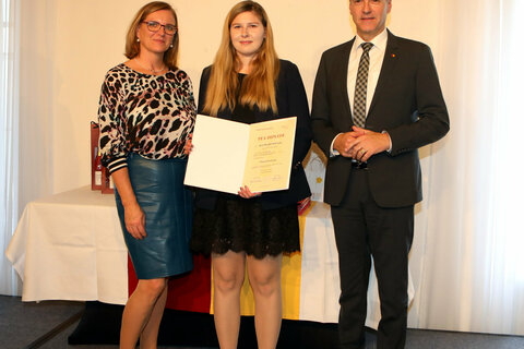 Direktorin DGKP Gabriele Ehrenhöfer (l., Gesundheits- und Krankenpflegeschule Oberwart, KRAGES) und Landesrat Dr. Leonhard Schneemann (r.) mit Pflegefachassistentin Julia Baumgartner (Mitte);