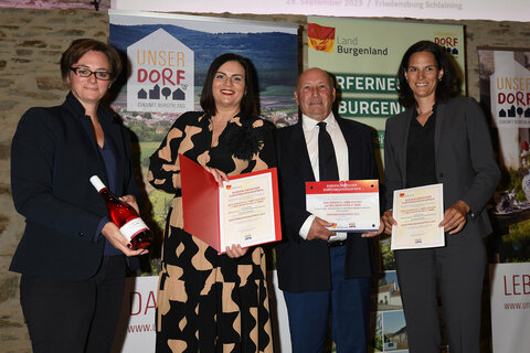 Dorferneuerungspreis 2023 Kategorie 4: Mag.a Marlene Hrabanek-Bunyai, Bakk.techn.,MA, GF Verein „Unser Dorf“, Landeshauptmann-Stellvertreterin Mag.a Astrid Eisenkopf mit MMag. Thomas Fichtner, Leitender Architekt beim Architekturbüro Tomm Fichtner, und Architektin Deirdre Zipp, Geschäftsführung von M&S Architekten